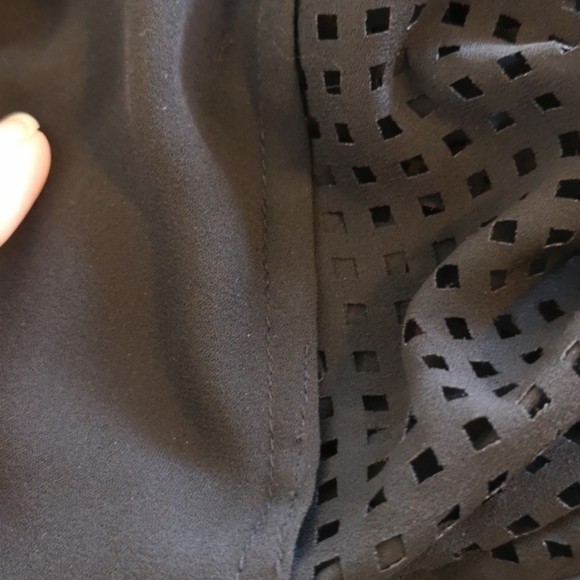 🏷️🍌 Banana Republic Black lazercut blouse - Picture 8 of 8